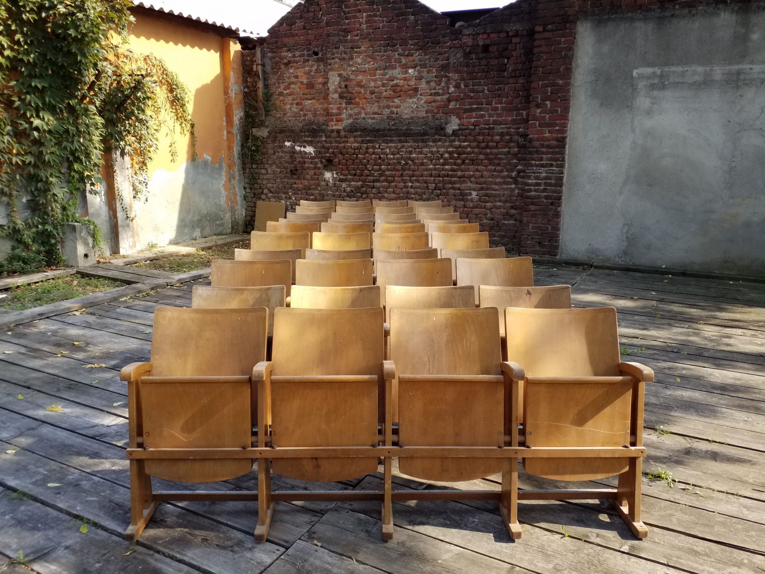 Set di 40 Sedie da Cinema – foto 2 – noleggio Rusted Vintage