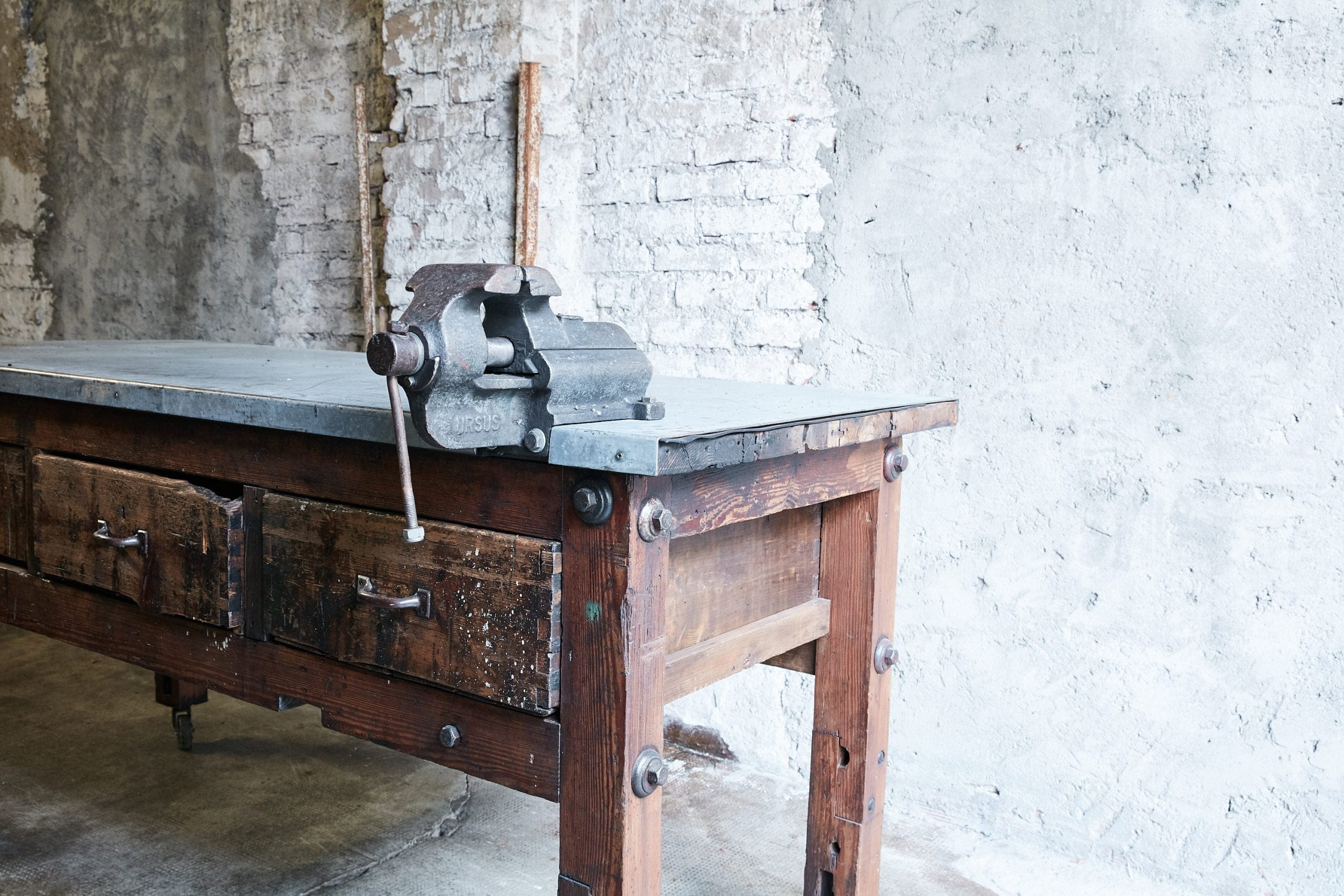 Bancone Industriale con Morsa – foto 2 – noleggio Rusted Vintage