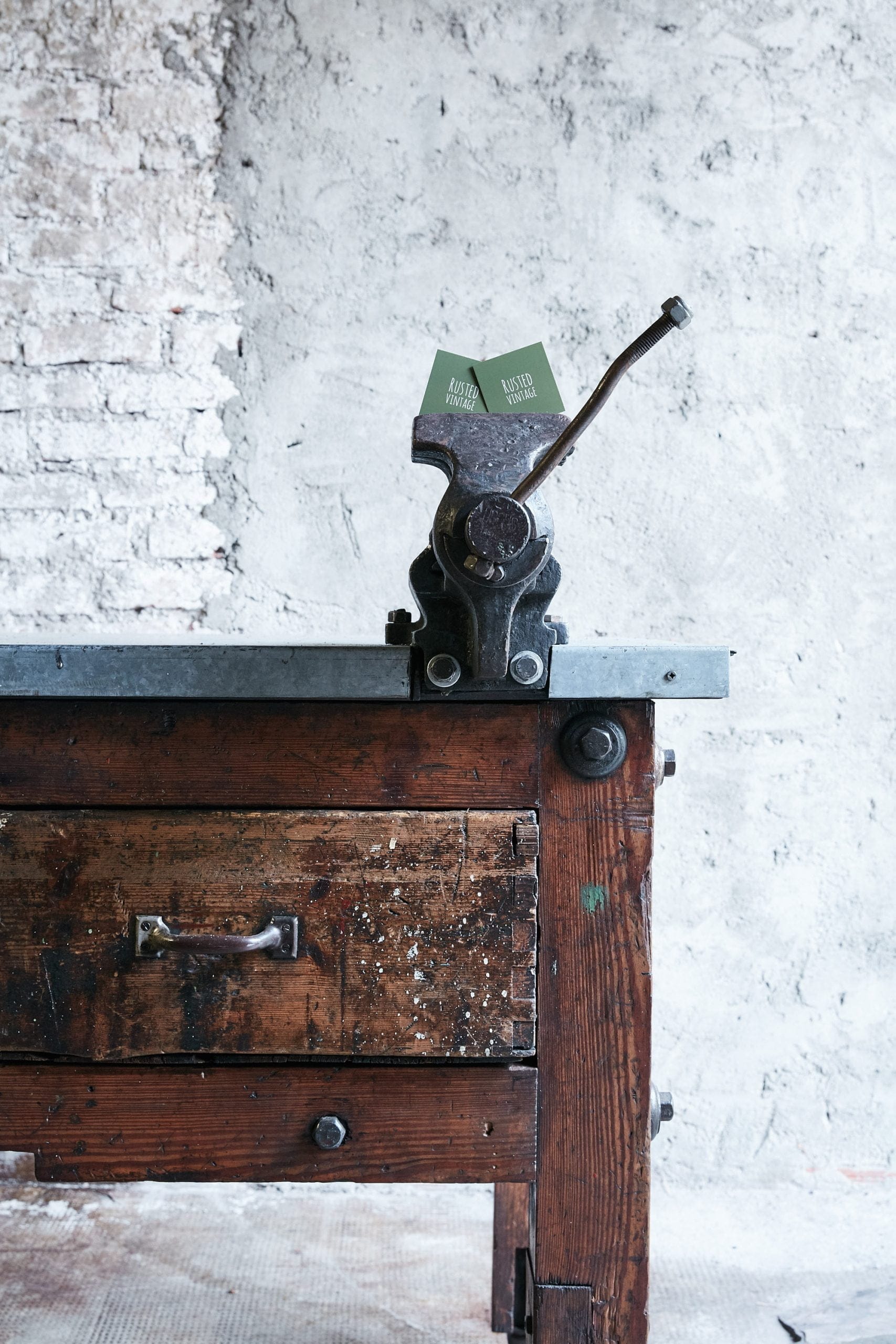 Bancone Industriale con Morsa – foto 3 – noleggio Rusted Vintage