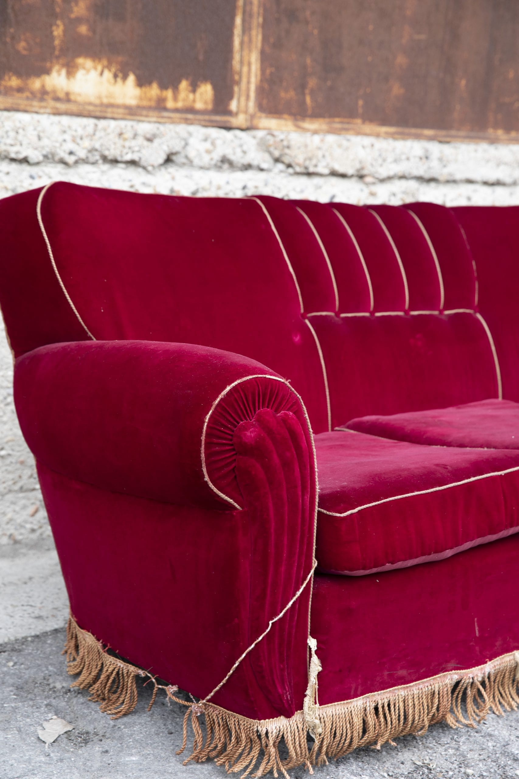 Divano Rosso in Velluto – foto 2 – noleggio Rusted Vintage