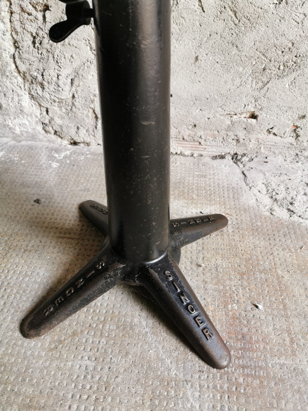 Sgabello Singer – foto 6 – noleggio Rusted Vintage