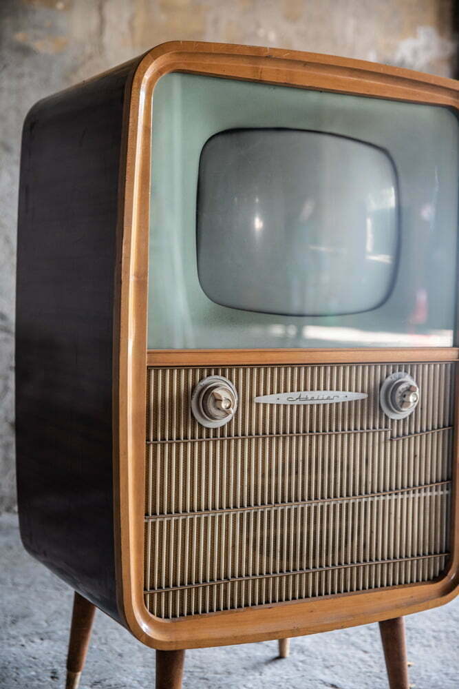 Television Rafena Atelier – foto 2 – noleggio Rusted Vintage