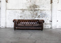 Divano Chesterfield Marrone – noleggio Rusted Vintage