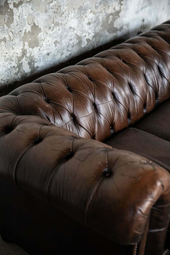 Divano Chesterfield Marrone – foto 2 – noleggio Rusted Vintage