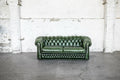 Divano Chesterfield Verde – noleggio Rusted Vintage