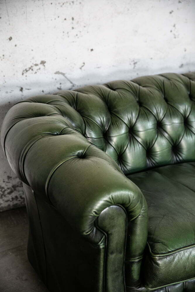 Divano Chesterfield Verde – foto 2 – noleggio Rusted Vintage