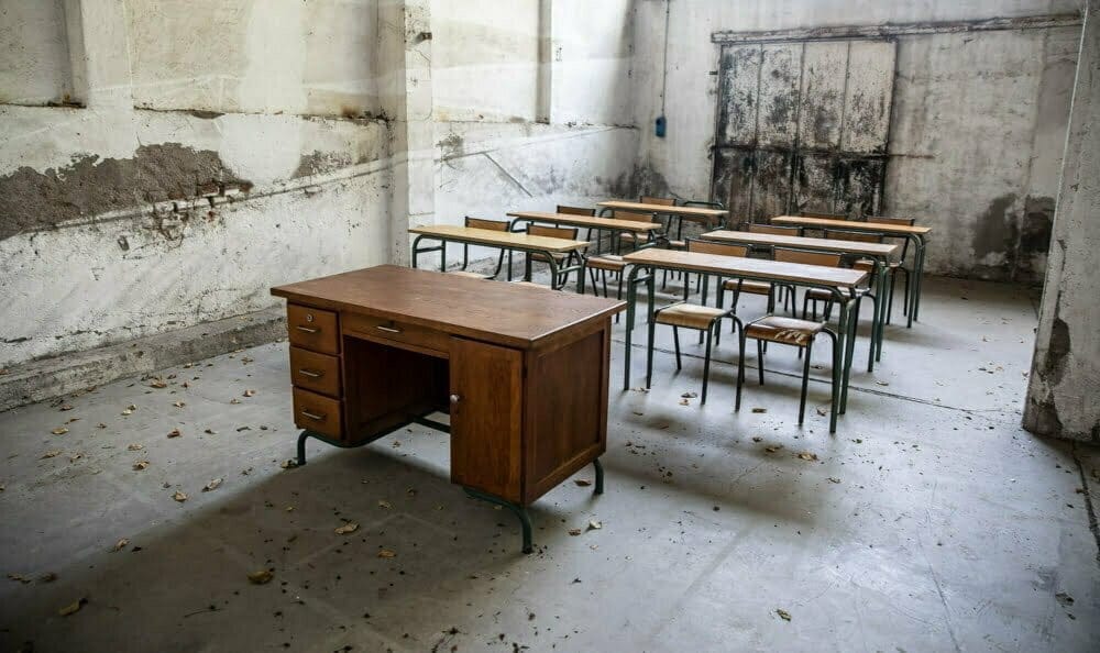 Set Banchi Scuola Mullca – foto 3 – noleggio Rusted Vintage