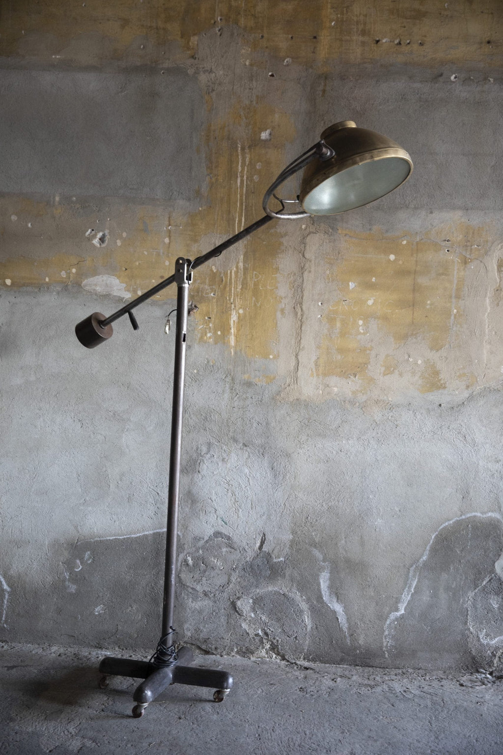 Divano Rosso in Velluto – foto 14 – noleggio Rusted Vintage