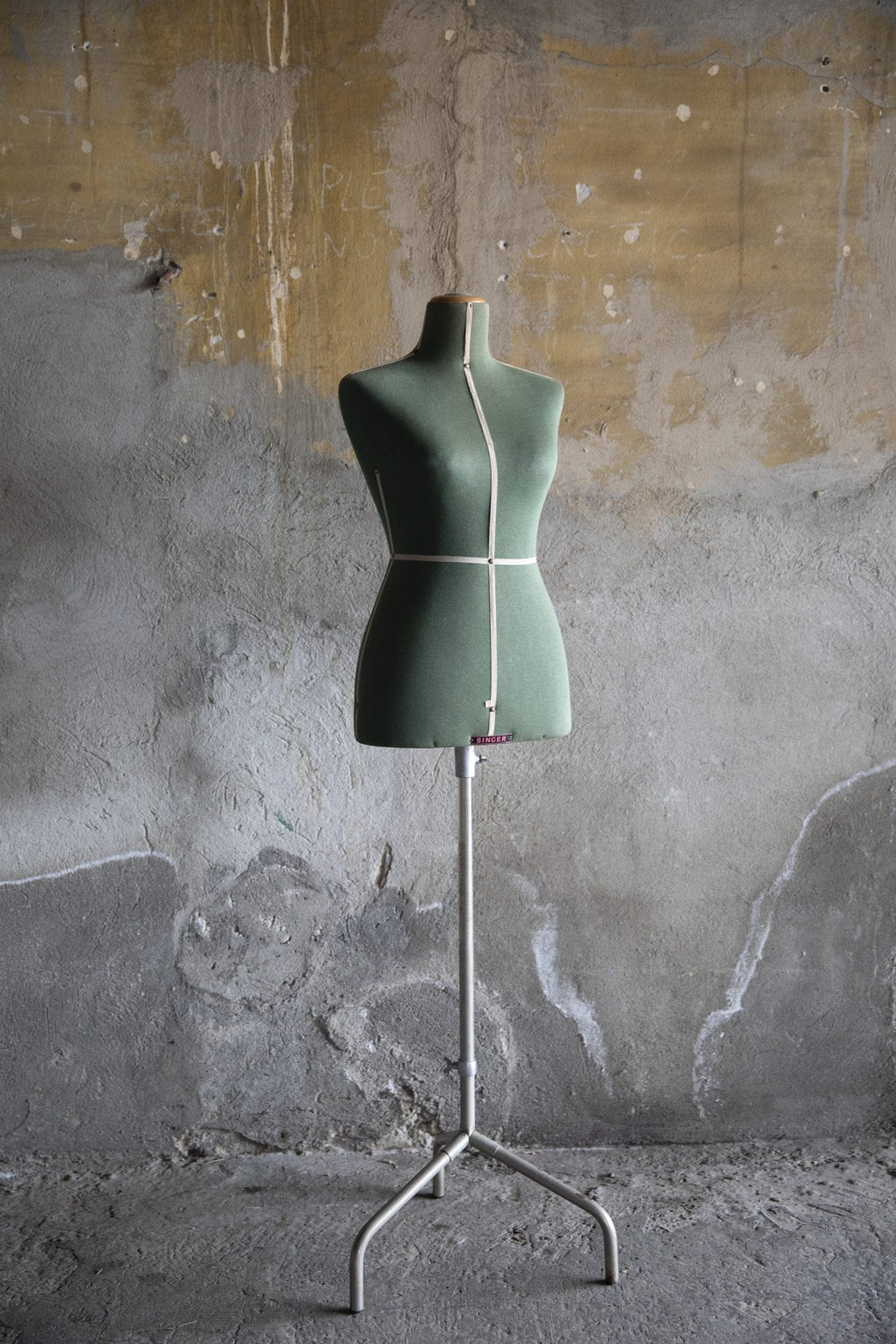 Manichino Singer – foto 2 – noleggio Rusted Vintage
