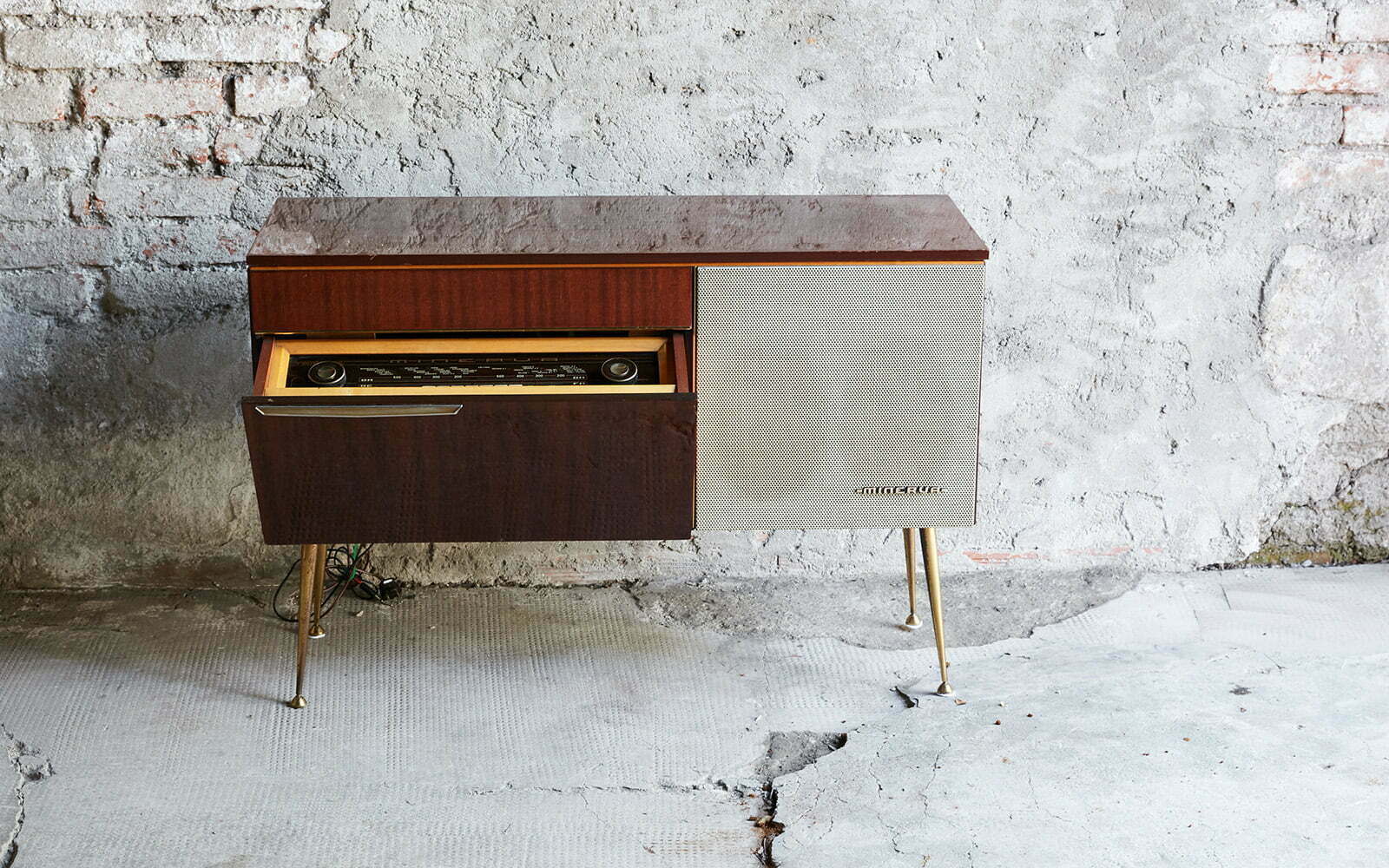 Radio Giradischi Minerva – noleggio Rusted Vintage