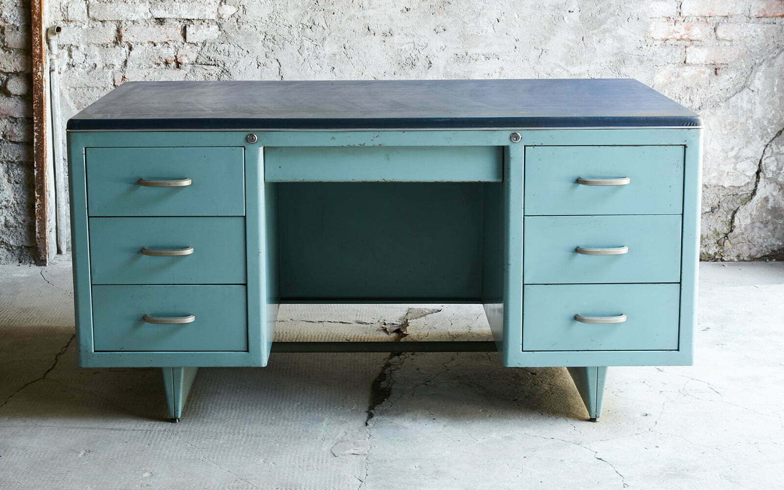 Scrivania Ufficio Anni 50 Blu – noleggio Rusted Vintage