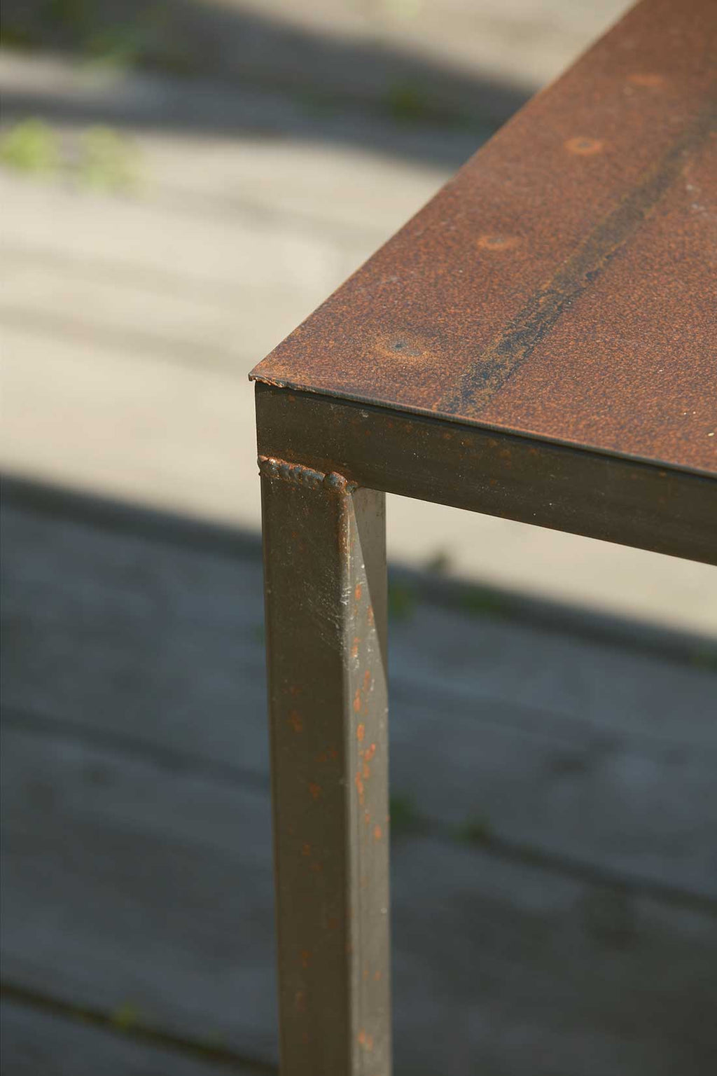 Tavolo Rusted – noleggio Rusted Vintage