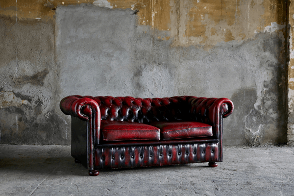 Divano Chesterfield Bordeaux – noleggio Rusted Vintage