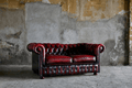 Divano Chesterfield Bordeaux – noleggio Rusted Vintage