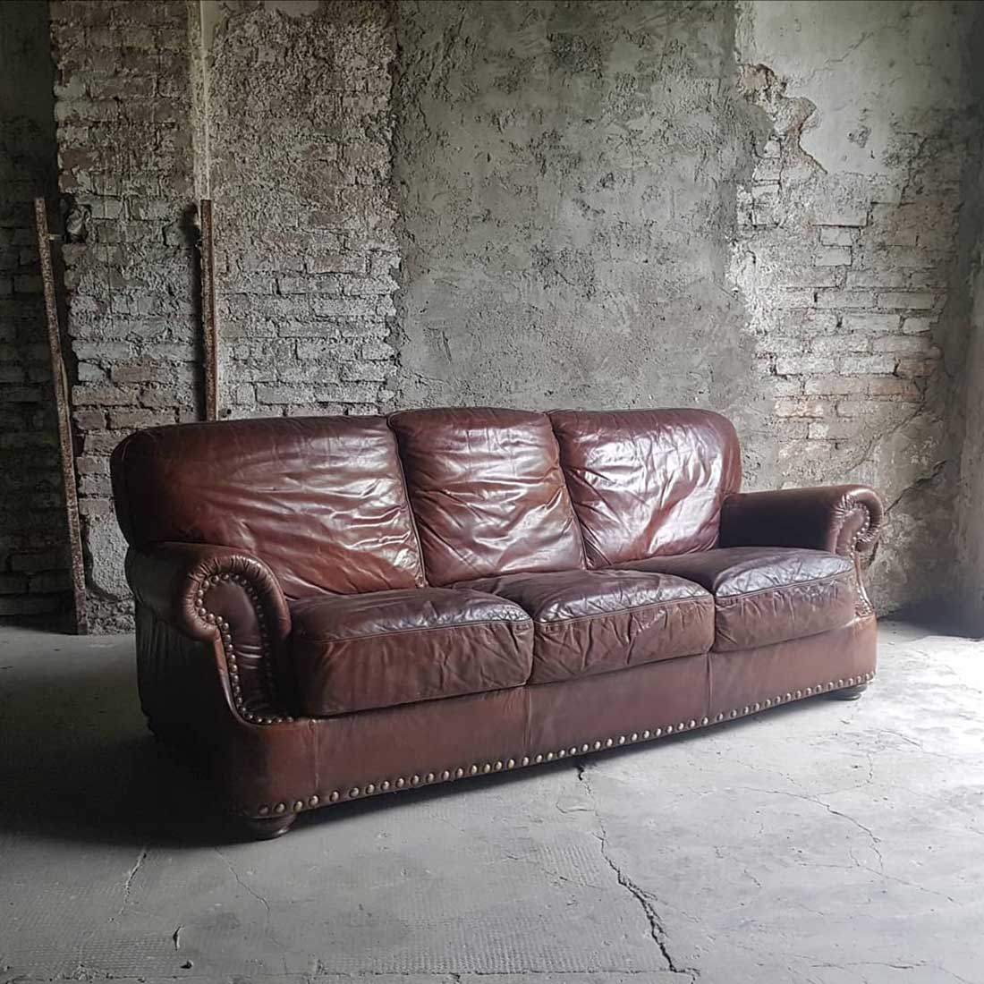 Divano Chester – foto 2 – noleggio Rusted Vintage