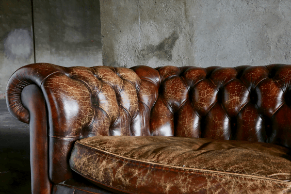 Divano Chesterfield – foto 3 – noleggio Rusted Vintage
